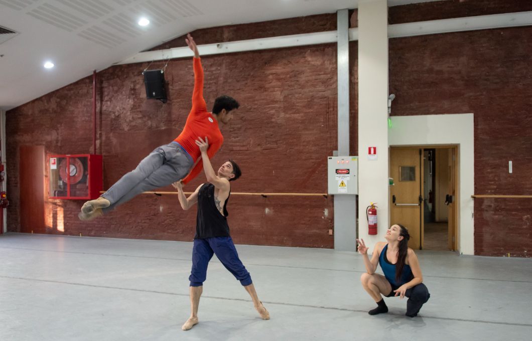 Avatâro Ayuso rehearsing Ballet de Santiago in <i>Nijinska, Secreto de la Vanguardia</i> © Patricio Melo
