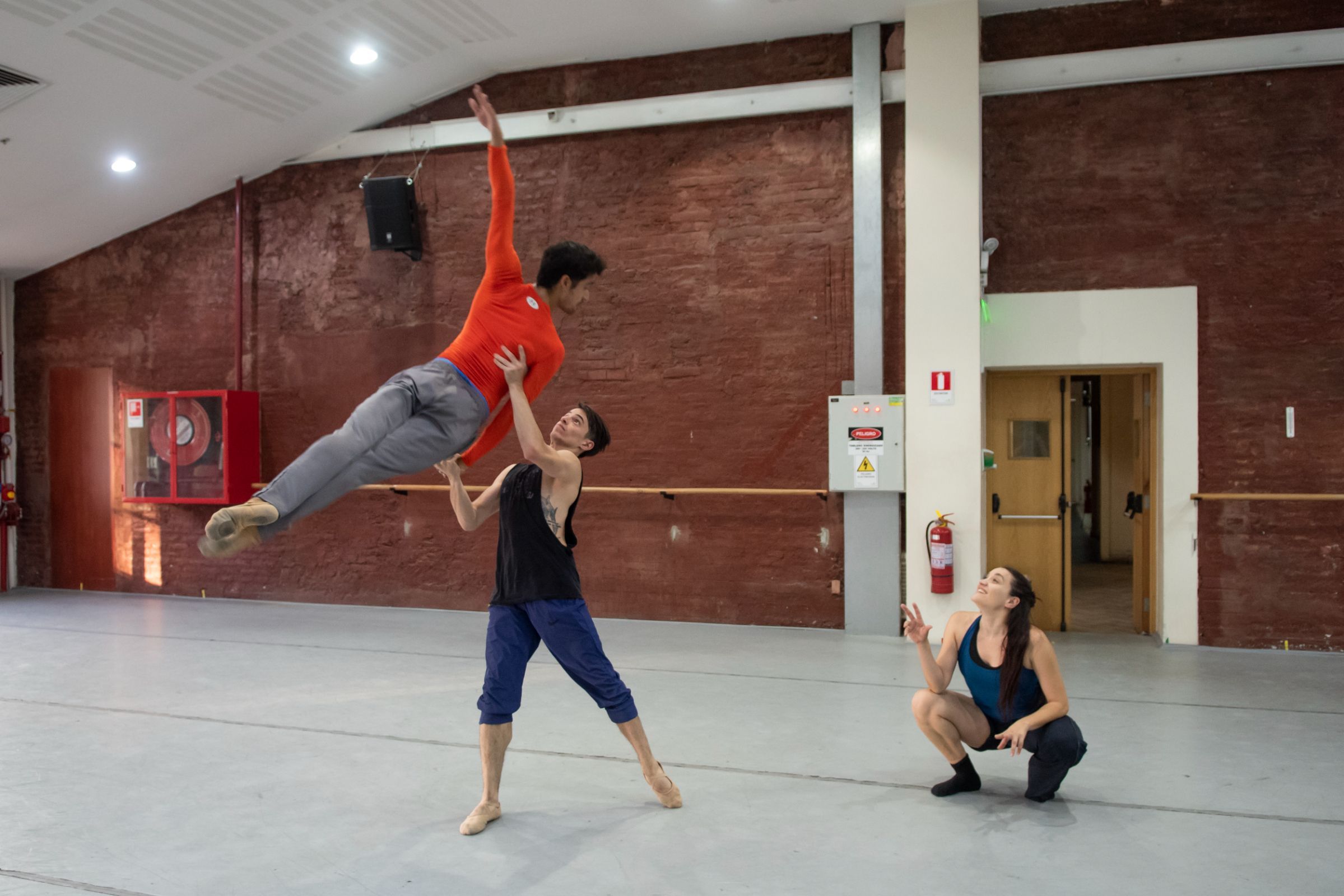 Avatâro Ayuso rehearsing Ballet de Santiago in <i>Nijinska, Secreto de la Vanguardia</i> © Patricio Melo