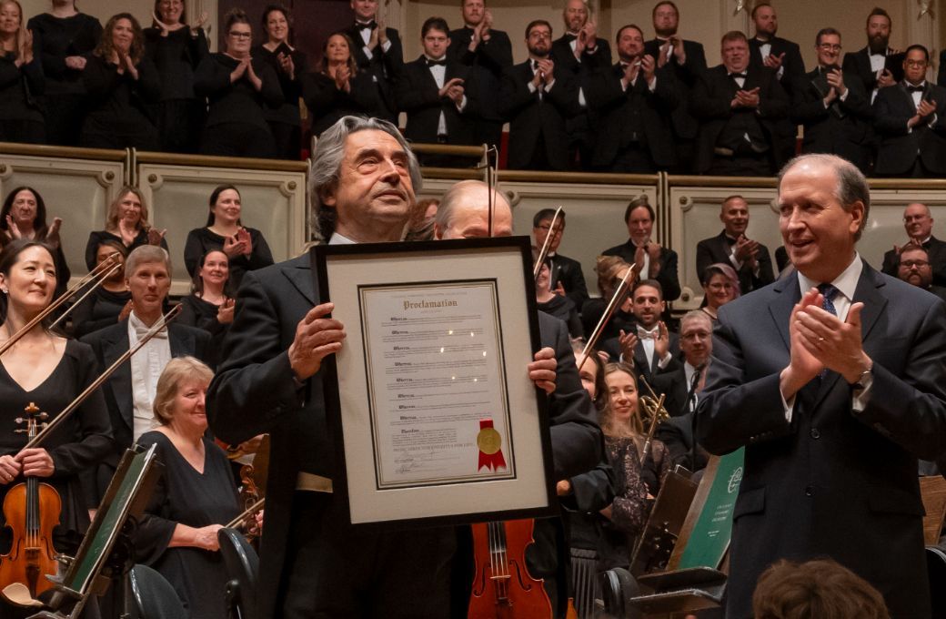 Riccardo Muti accepts proclamation appointing him Music Director Emeritus for Life © Todd Rosenberg