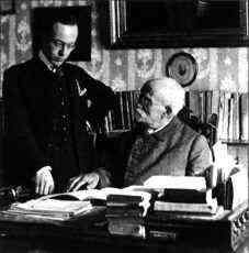 Un joven Roberto Gerhard junto a Felipe Pedrell (ca. 1918) &copy; Public Domain