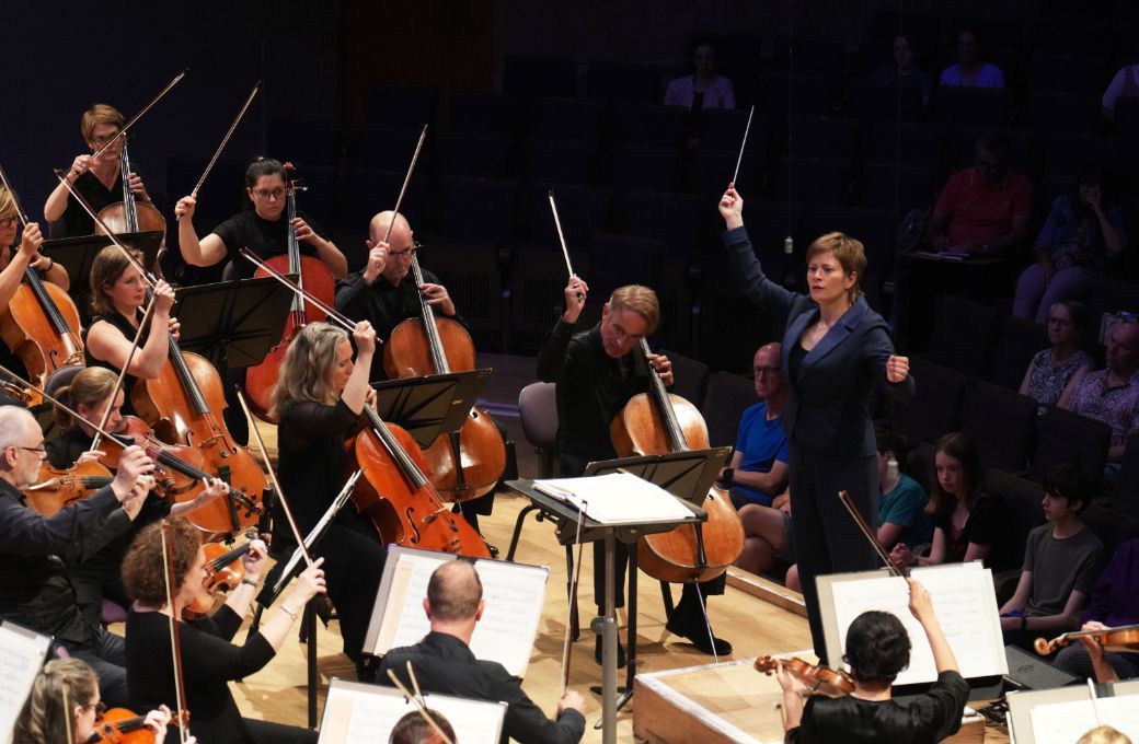 Anja Bihlmaier conducts the BBC Philharmonic © The Hallé | Alex Burns