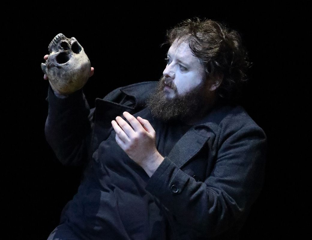 Allan Clayton (Hamlet) © Wilfried Hösl