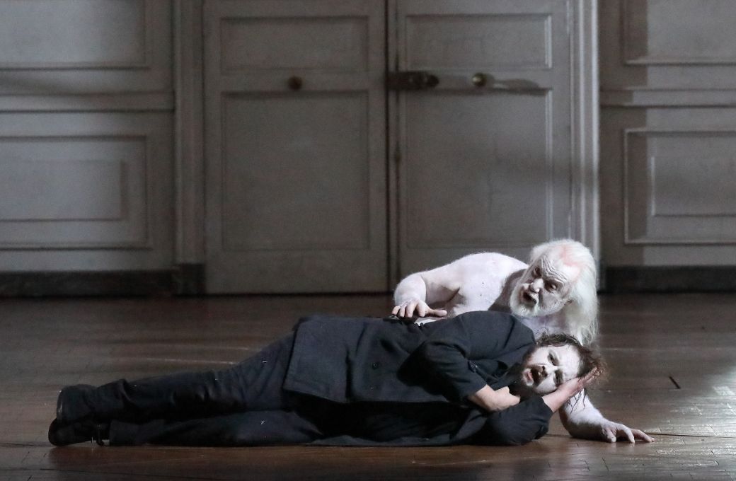 Sir John Tomlinson (Geist des Alten Hamlets) und Allan Clayton (Hamlet) &copy; Wilfried H&ouml;sl
