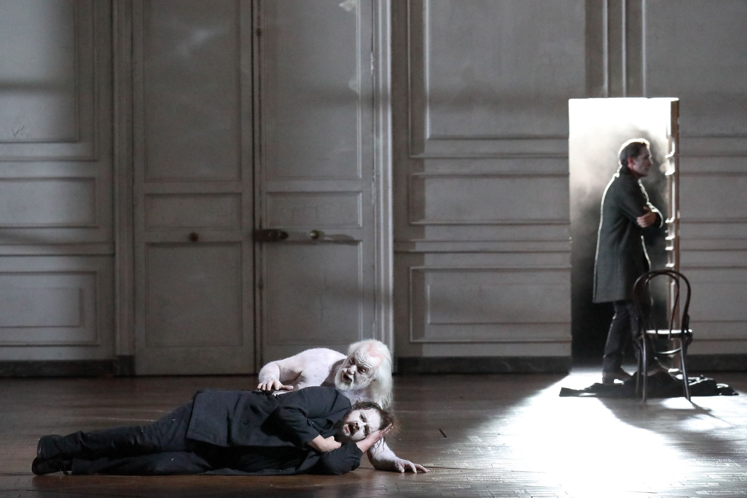 Sir John Tomlinson (Geist des Alten Hamlets) und Allan Clayton (Hamlet) &copy; Wilfried Hösl