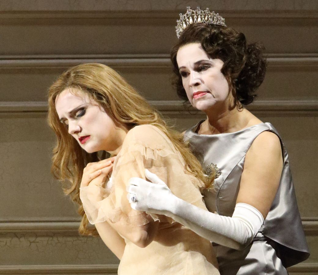 Caroline Wettergreen (Ophelia) und Sophie Koch (Gertrude)