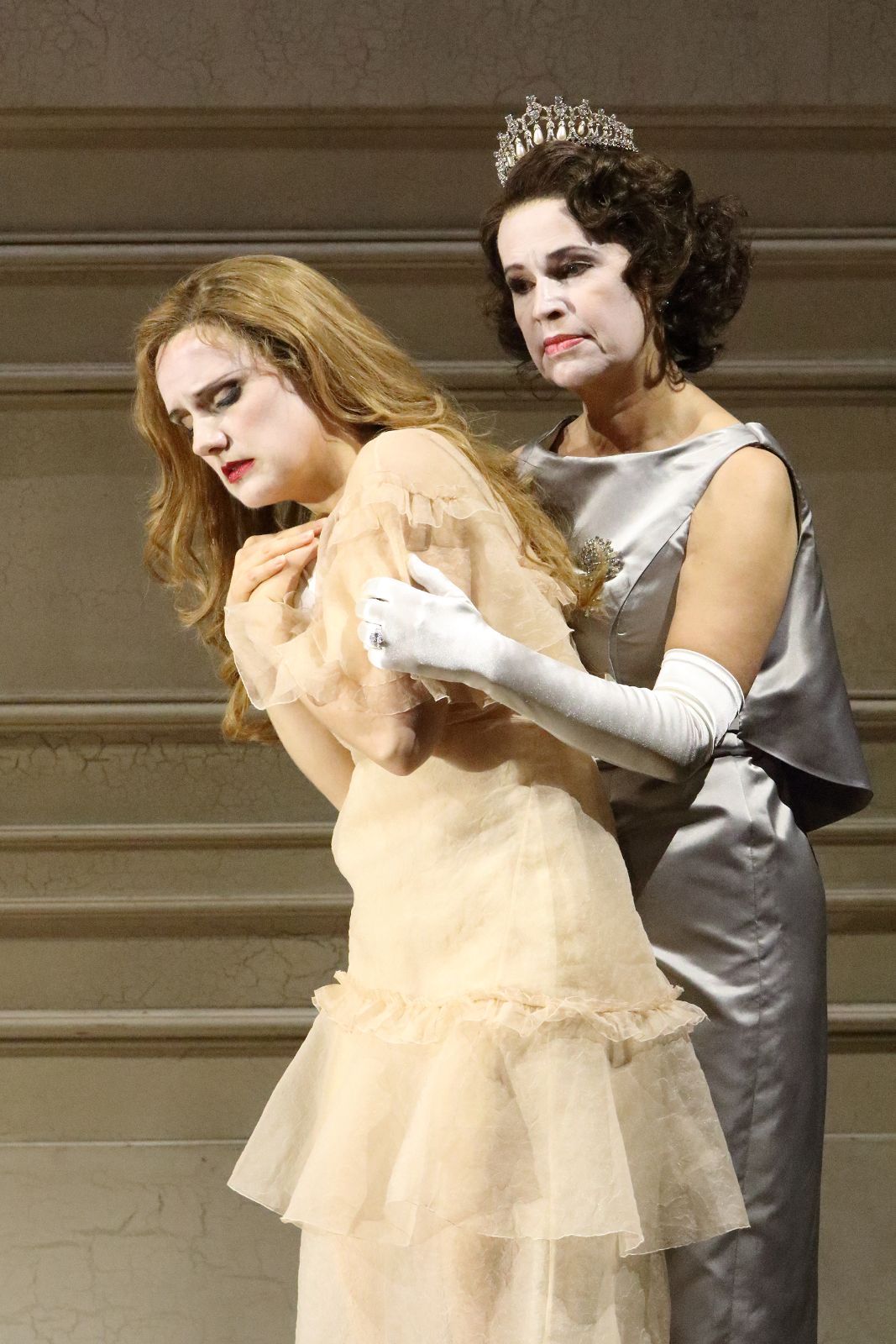 Caroline Wettergreen (Ophelia) und Sophie Koch (Gertrude)