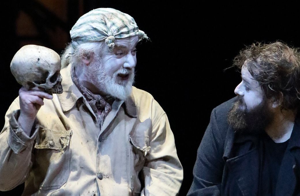 Sir John Tomlinson (Totengr&auml;ber) und Allan Clayton (Hamlet) &copy; Wilfried H&ouml;sl