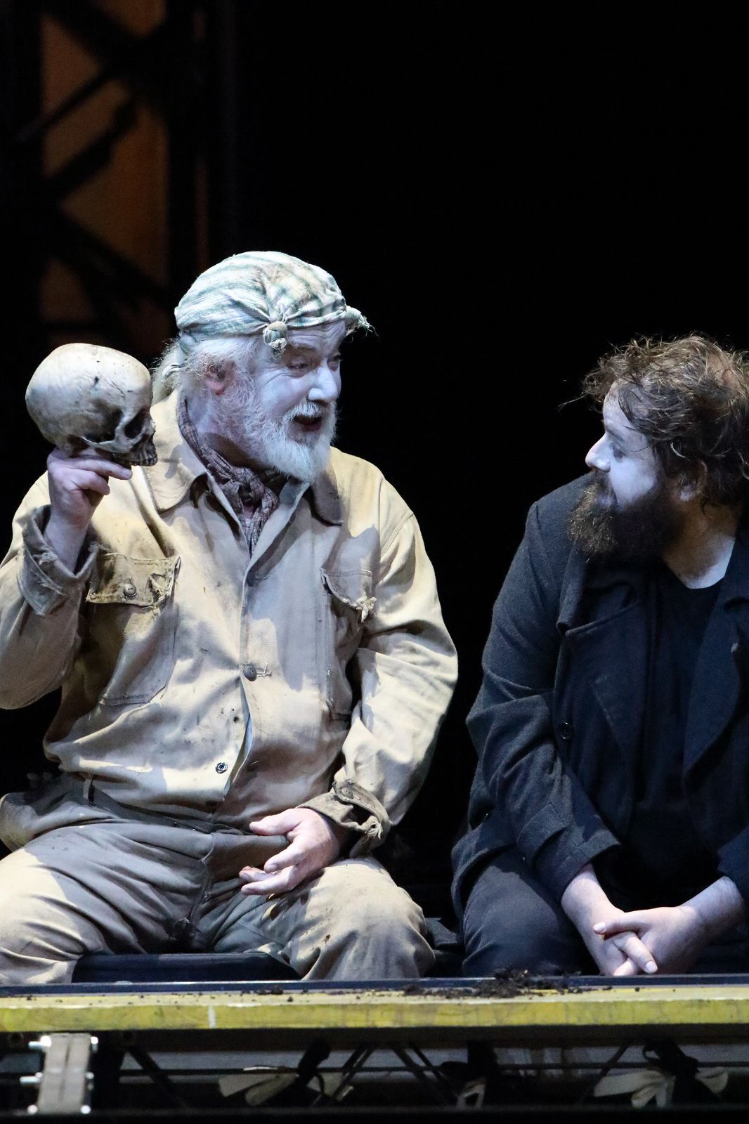 Sir John Tomlinson (Totengräber) und Allan Clayton (Hamlet) &copy; Wilfried Hösl