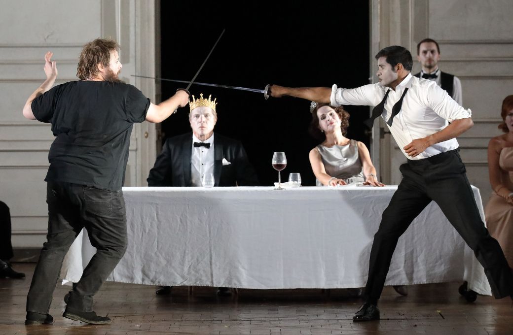 Allan Clayton (Hamlet), Rodney Gilfry (Claudius), Sophie Koch (Gertrude) und Sean Panikkar (Laertes) &copy; Wilfried H&ouml;sl