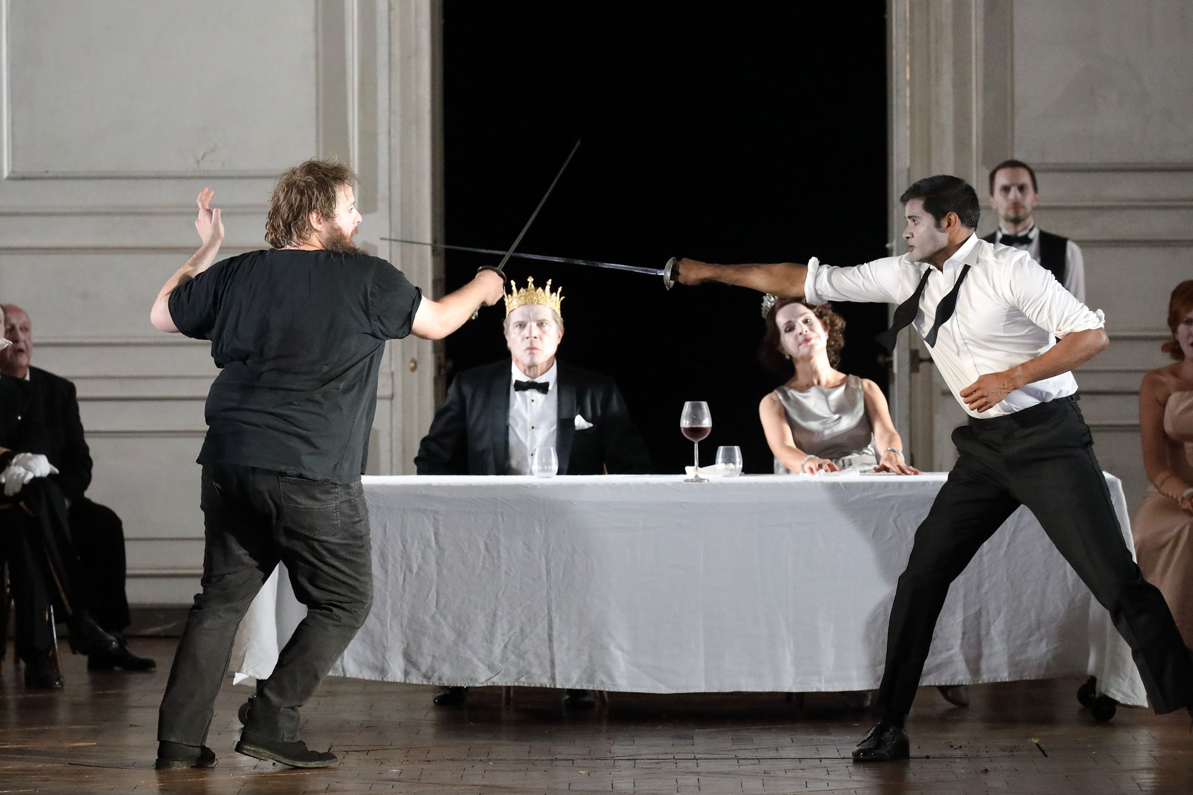 Allan Clayton (Hamlet), Rodney Gilfry (Claudius), Sophie Koch (Gertrude) und Sean Panikkar (Laertes) &copy; Wilfried Hösl