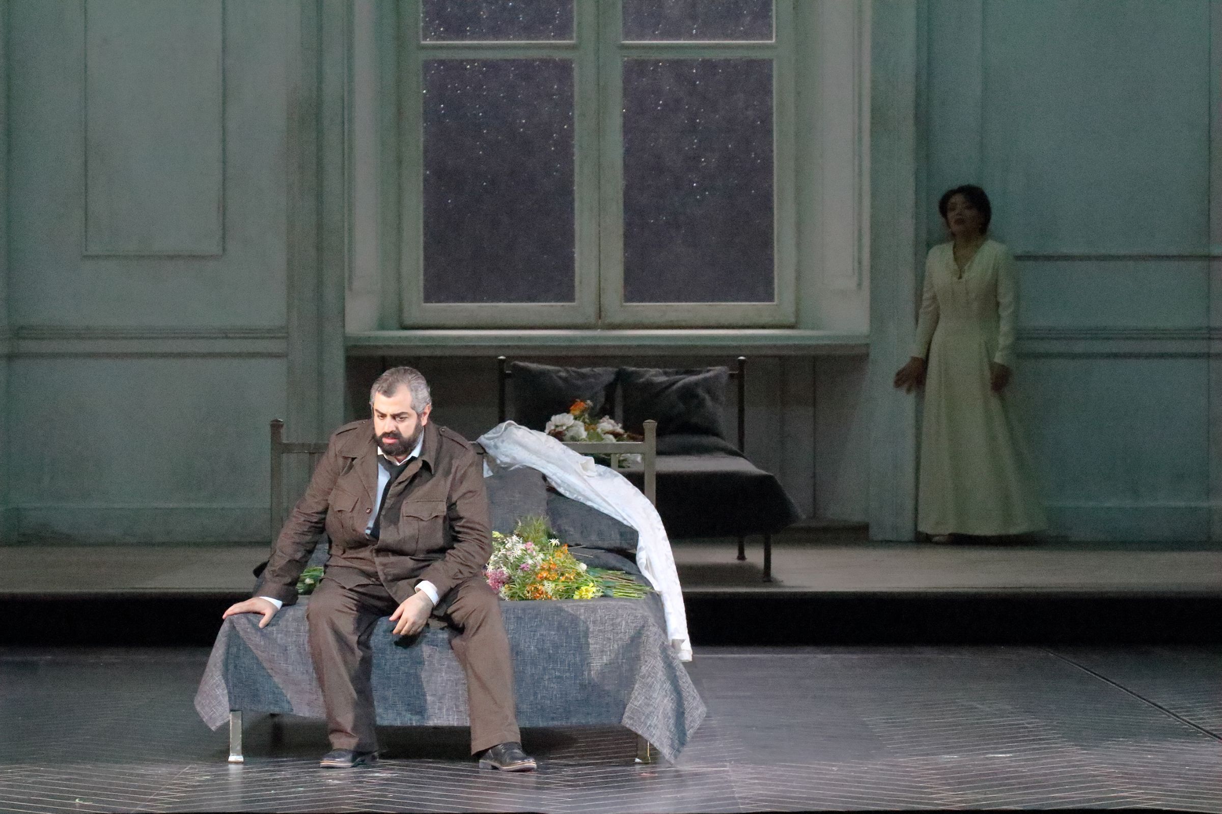 Arsen Soghomonyan (Otello) und Ailyn Pérez (Desdemona) &copy; Wilfried Hösl