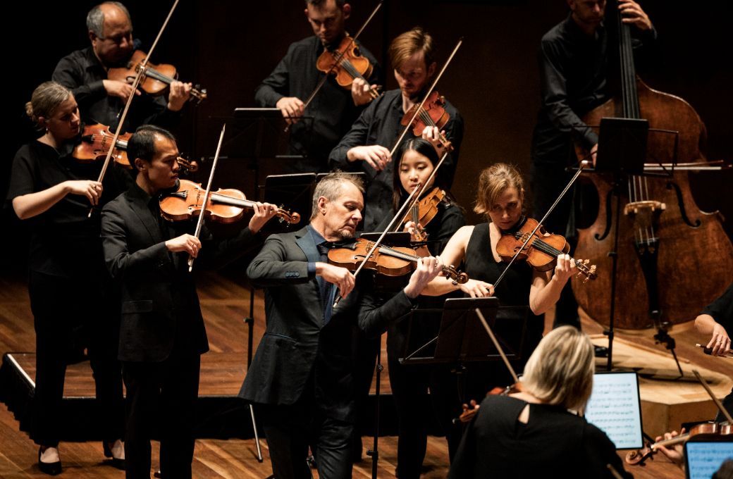 Richard Tognetti directs the Australian Chamber Orchestra &copy; Charlie Kinross