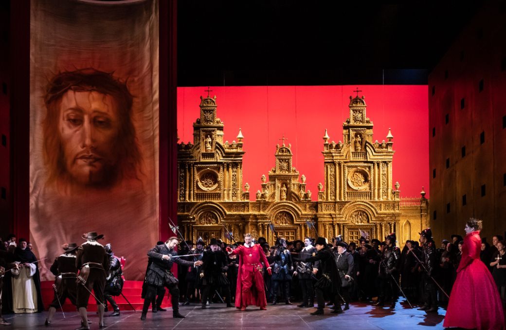 Brian Jagde (Carlo) and John Relyea (Filippo) in the auto-da-f&eacute; scene &copy; ROH | Bill Cooper