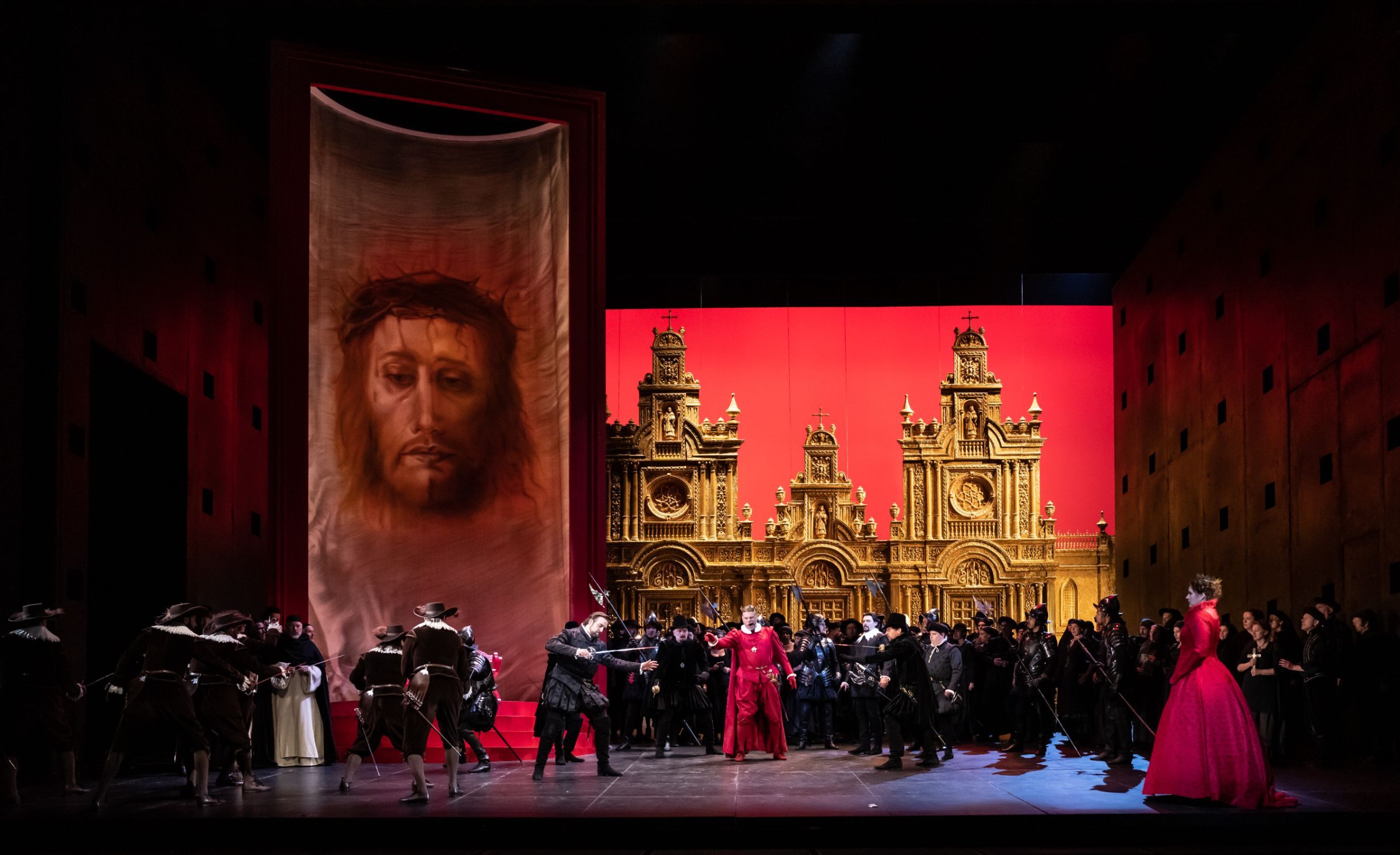 Brian Jagde (Carlo) and John Relyea (Filippo) in the auto-da-fé scene &copy; ROH | Bill Cooper
