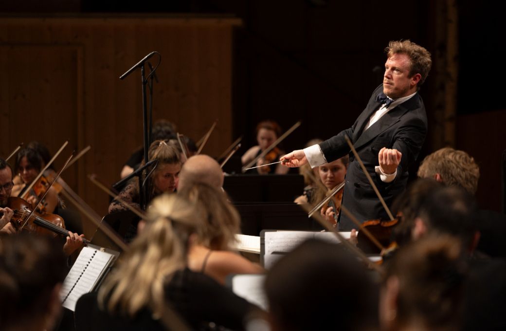 Daniel Harding conducts the Gustav Mahler Jugendorchester © Matthieu Joffres