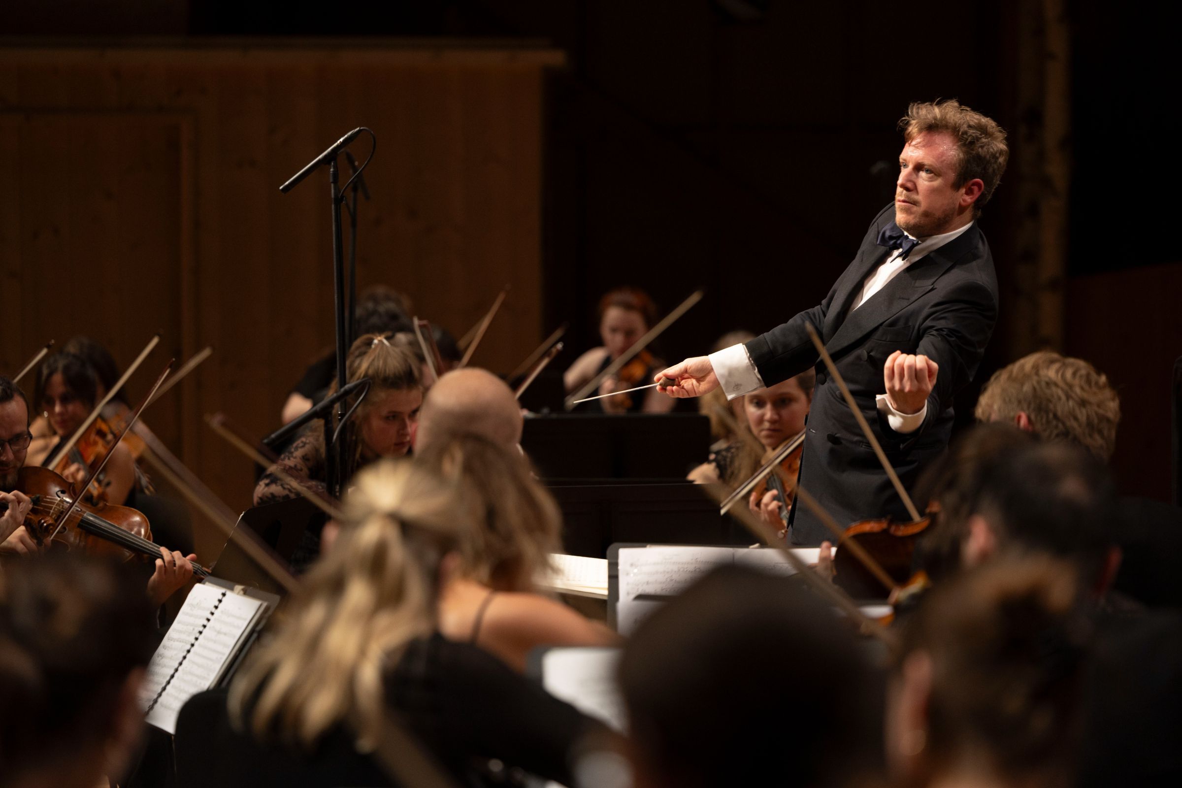 Daniel Harding conducts the Gustav Mahler Jugendorchester © Matthieu Joffres