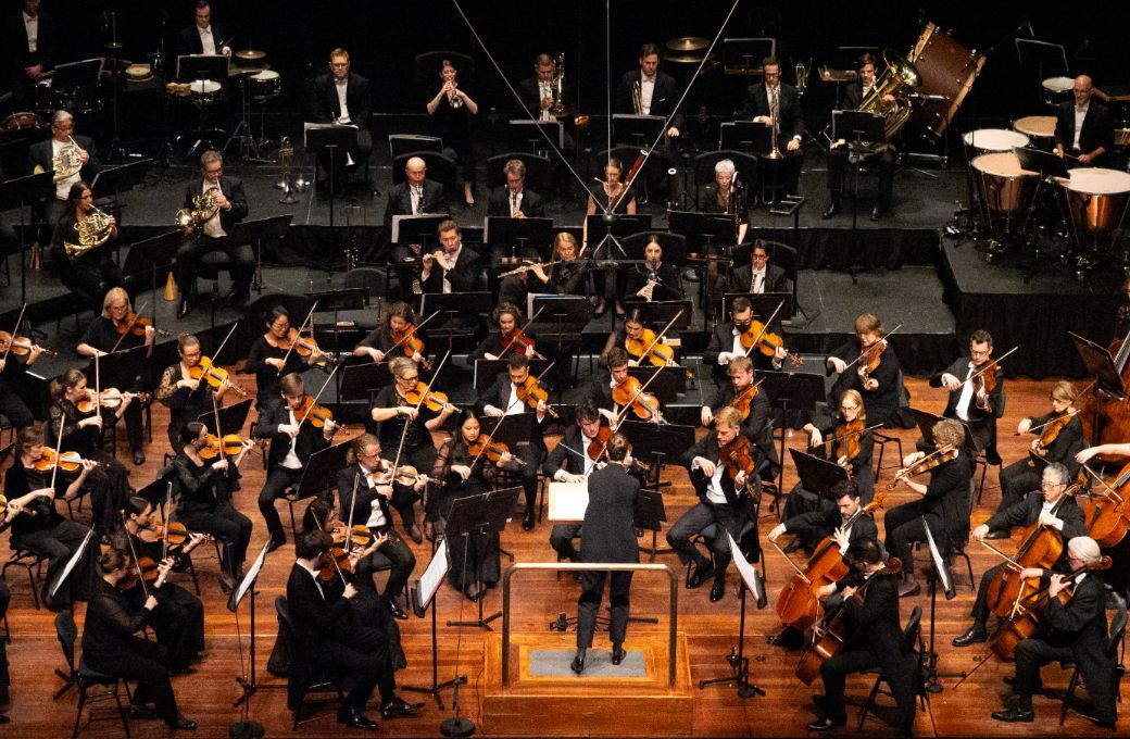 Elena Schwarz conducts the West Australian Symphony Orchestra &copy; Linda Dunjey
