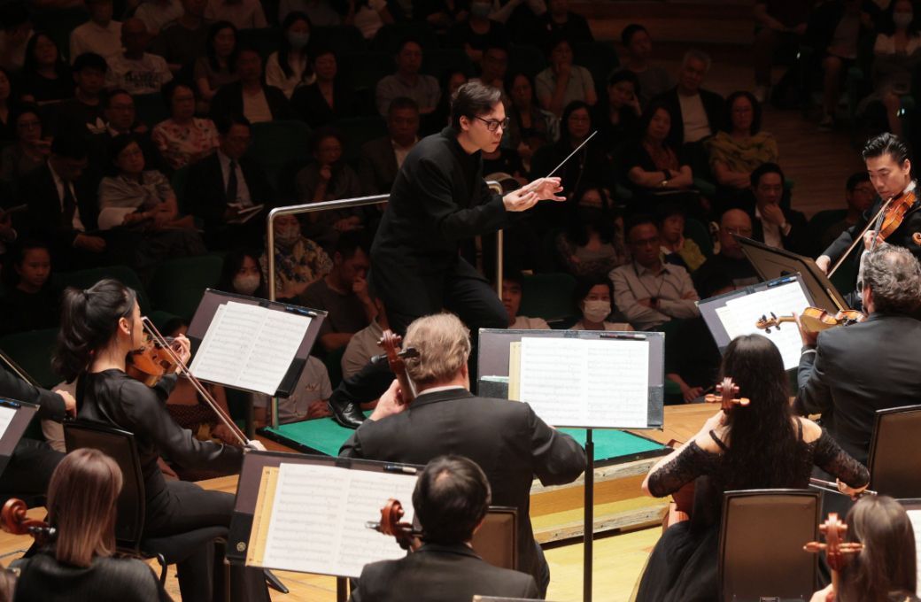 Tarmo Peltokoski conducts the Hong Kong Philharmonic © Keith Hiro | HK Phil