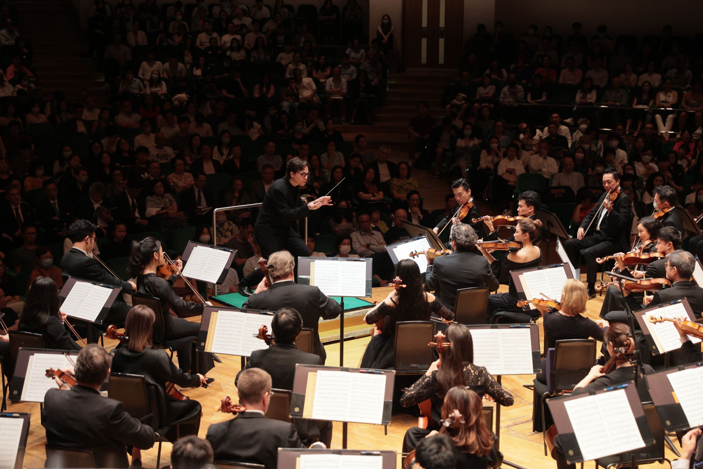 Tarmo Peltokoski conducts the Hong Kong Philharmonic © Keith Hiro | HK Phil