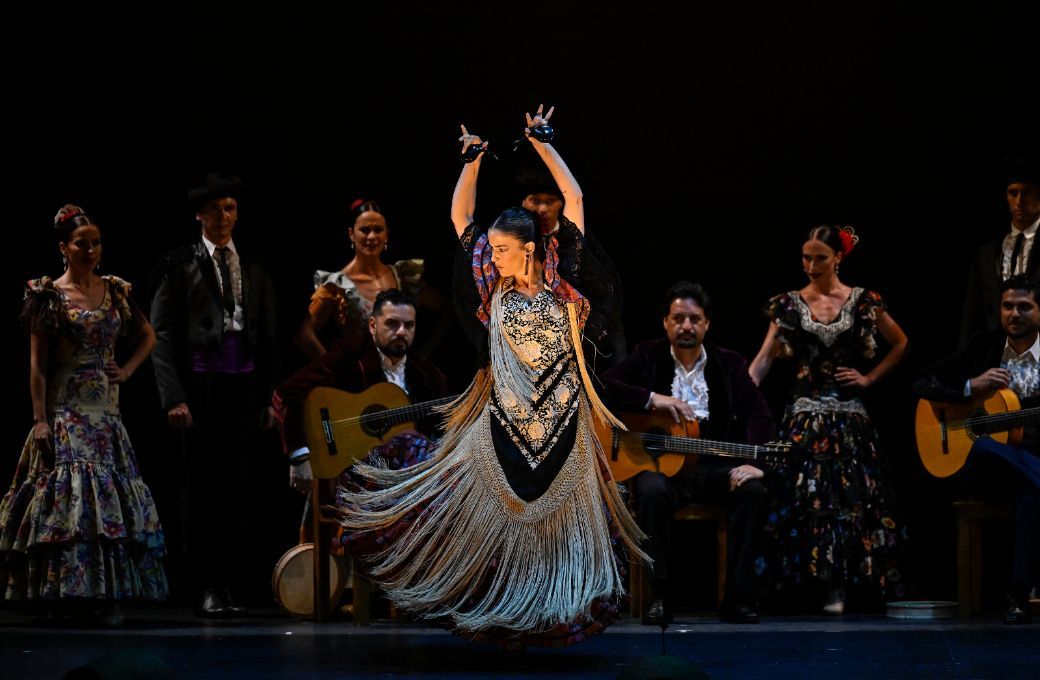 Escena del caf&eacute; cantante con el Ballet Nacional de Espa&ntilde;a &copy; Iv&aacute;n Mat&iacute;nez
