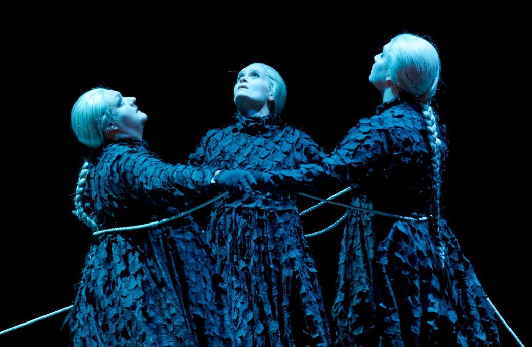Regine Hangler (Dritte Norn), Juliette Mars (Zweite Norn) und Noa Beinart (Erste Norn) © Wiener Staatsoper | Michael Pöhn
