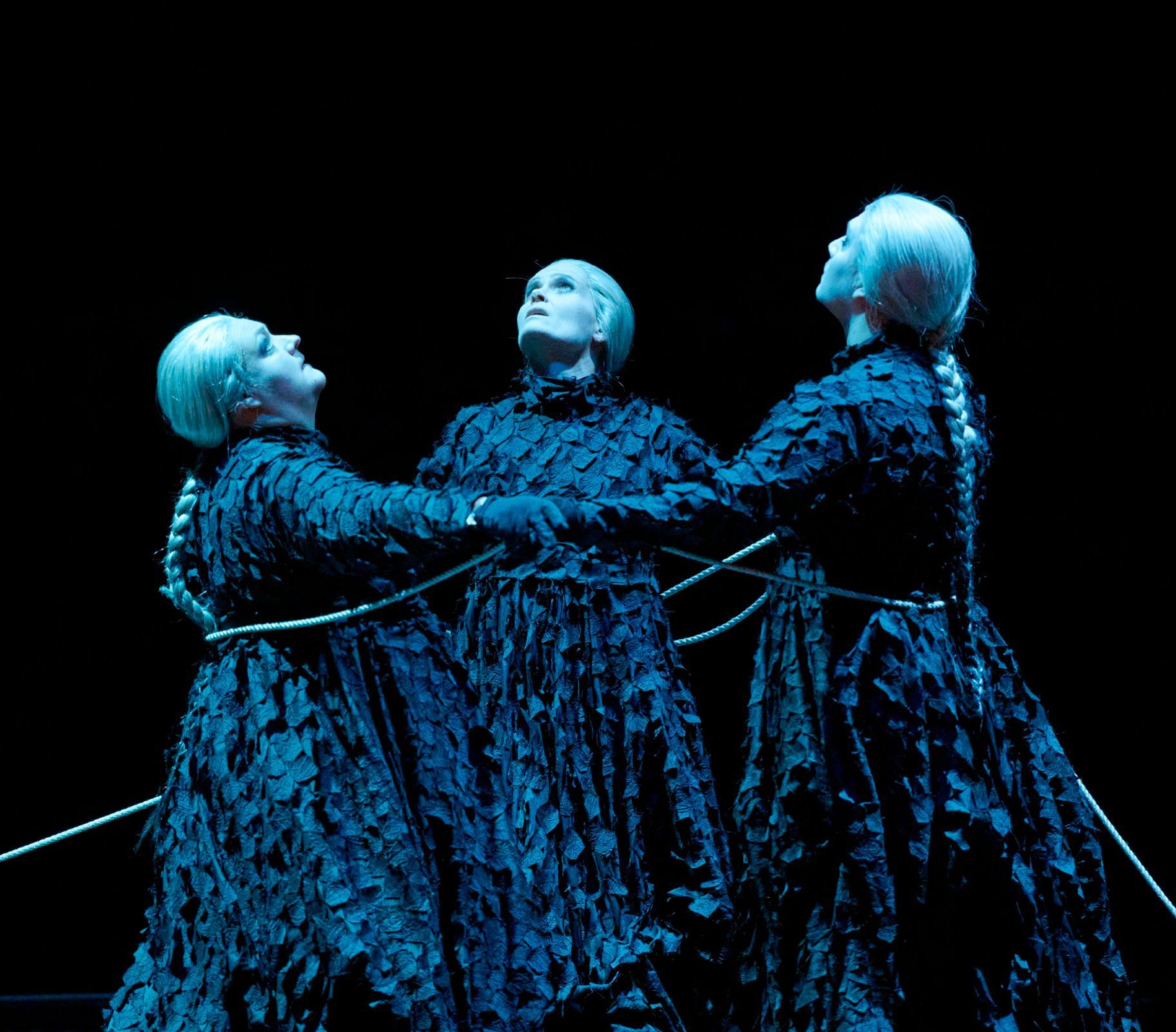 Regine Hangler (Dritte Norn), Juliette Mars (Zweite Norn) und Noa Beinart (Erste Norn) © Wiener Staatsoper | Michael Pöhn