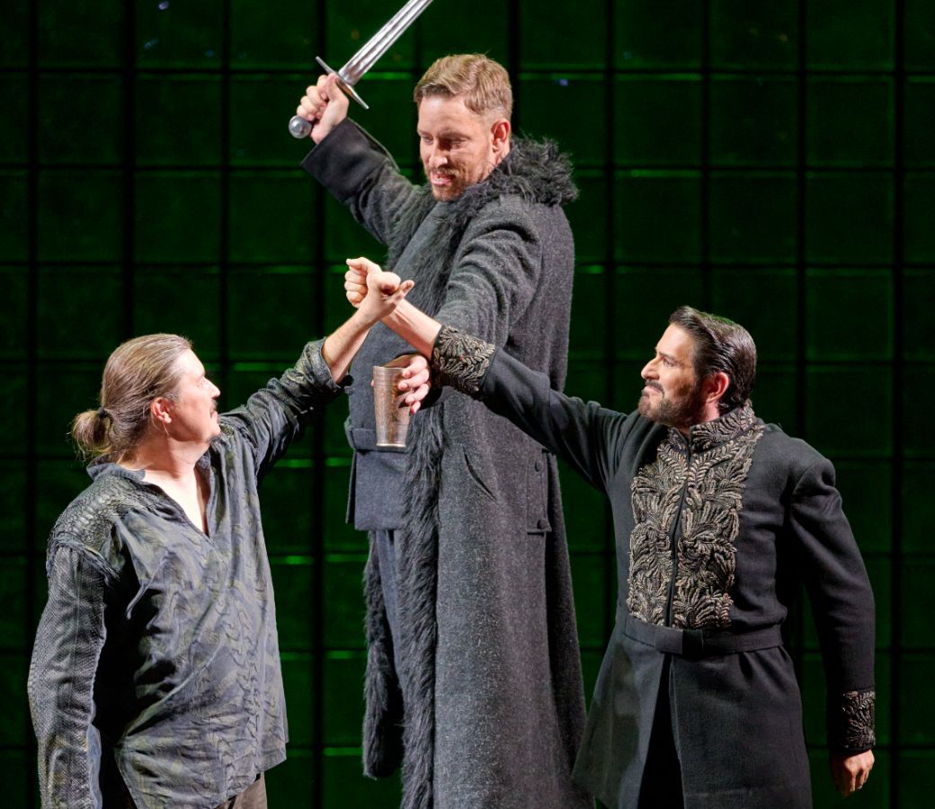 Daniel Frank (Siegfried), Mika Kares (Hagen) und Clemens Unterreiner (Gunther) © Wiener Staatsoper | Michael Pöhn