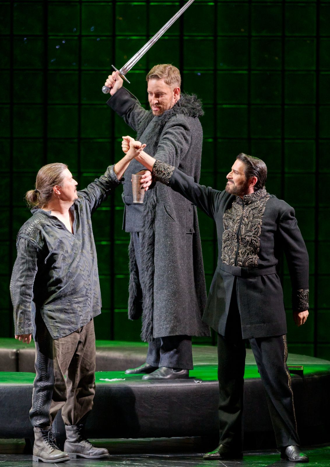 Daniel Frank (Siegfried), Mika Kares (Hagen) und Clemens Unterreiner (Gunther) © Wiener Staatsoper | Michael Pöhn