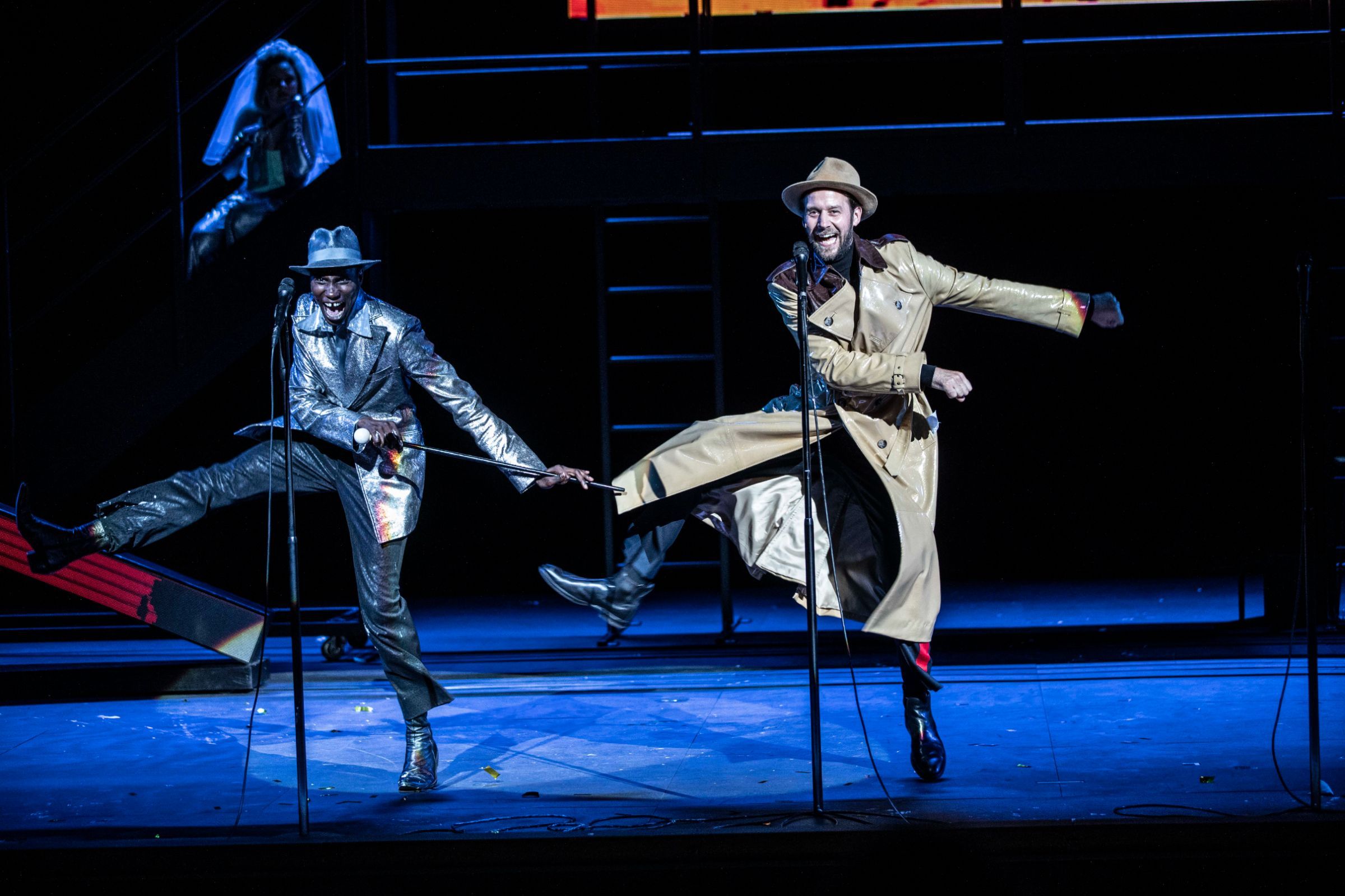 Birane Ba (Macheath) and Benjamin Lavernhe (Tiger Brown) © Jean-Louis Fernandez