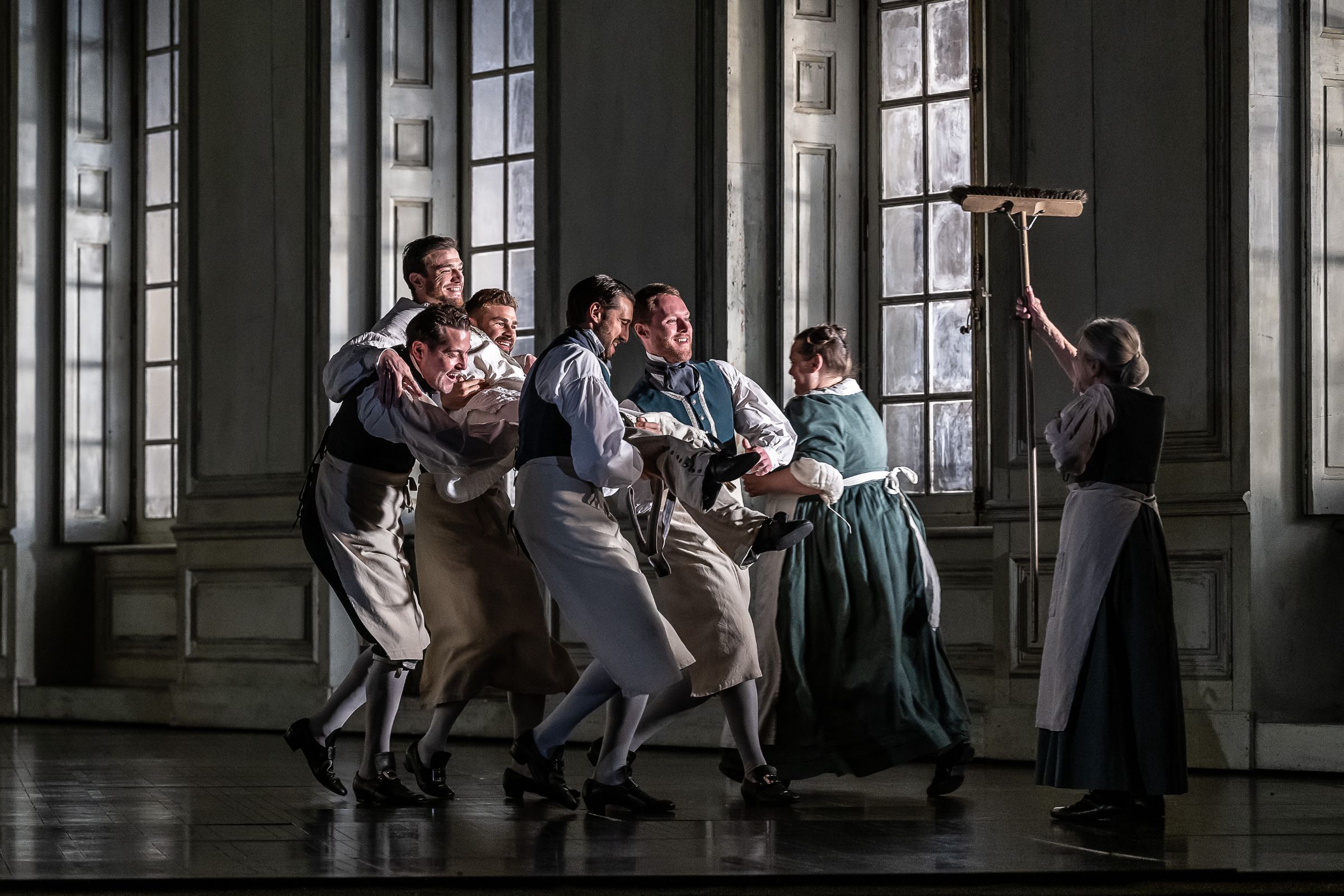 Mattia Olivieri (Figaro) and ensemble &copy; ROH | Clive Barda