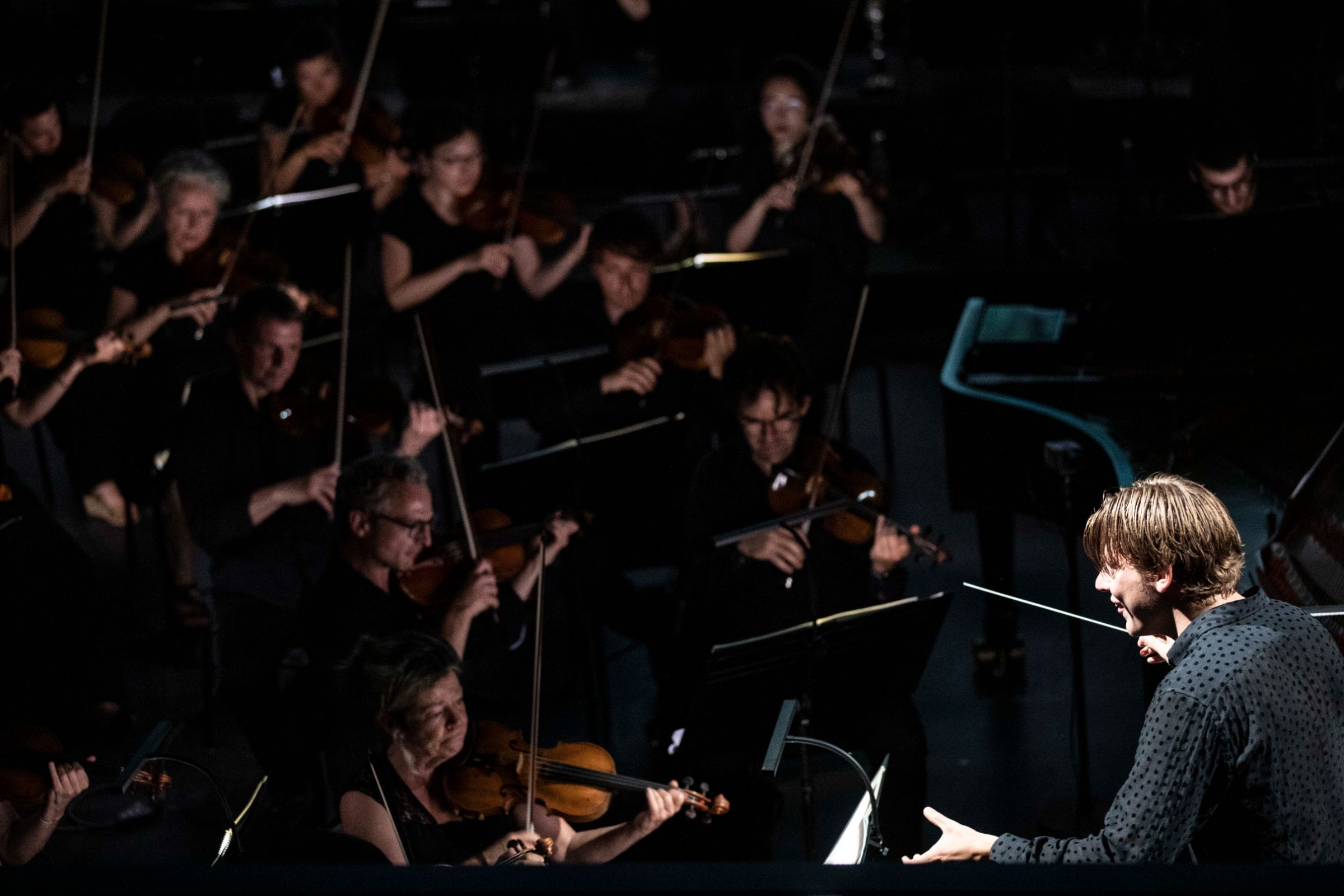 Klaus Mäkelä dirige l'Orchestre de Paris au Stadium de Vitrolles © Jean-Louis Fernandez