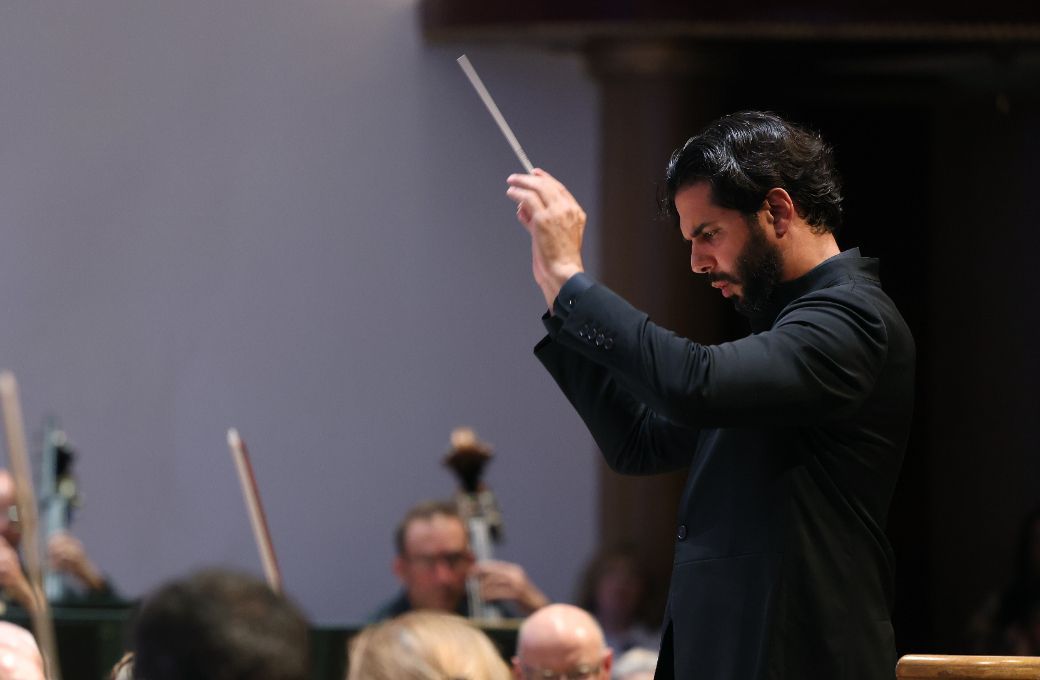 Domingo Hindoyan conducts the Royal Liverpool Philharmonic Orchestra &copy; Gareth Jones