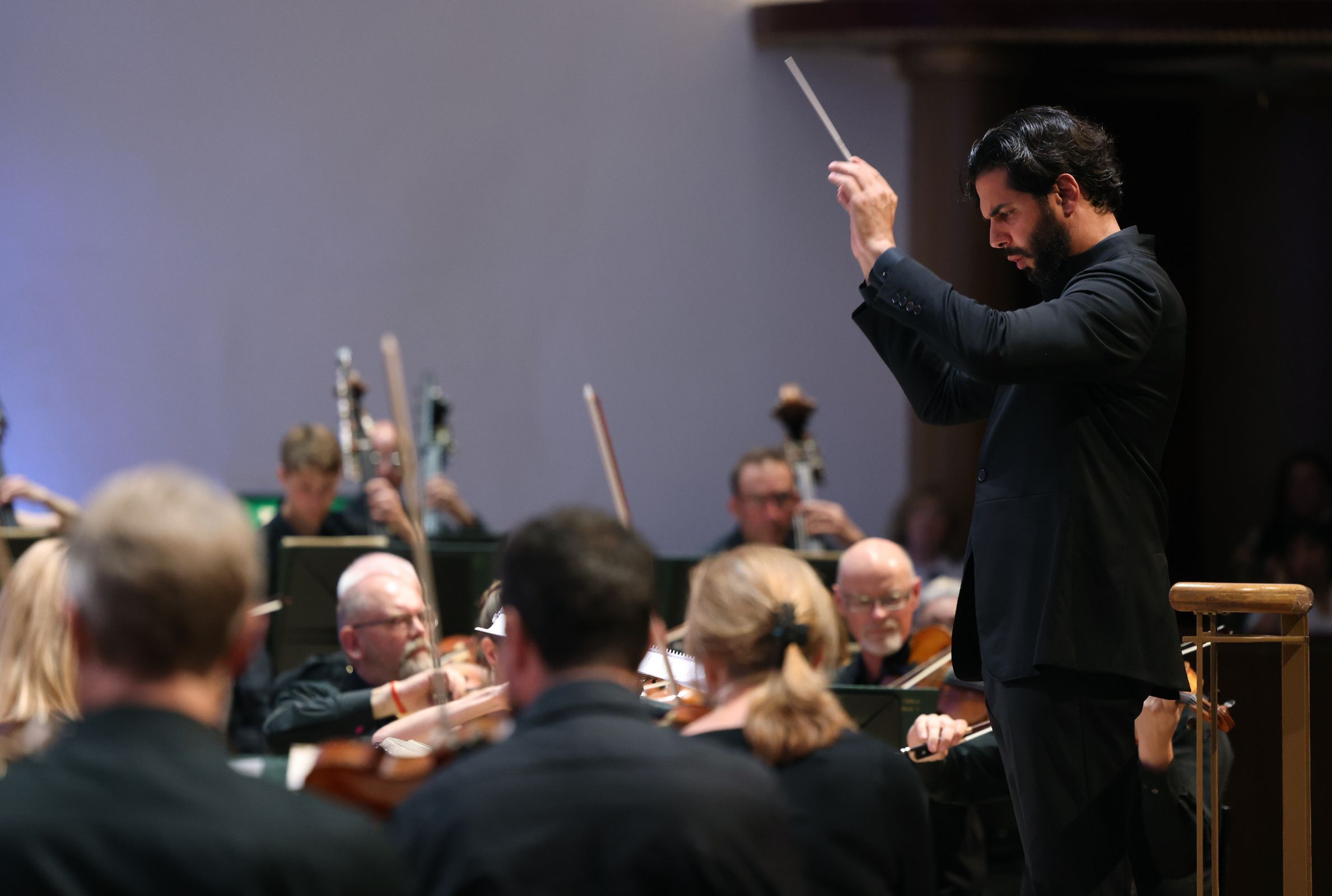 Domingo Hindoyan conducts the Royal Liverpool Philharmonic Orchestra &copy; Gareth Jones