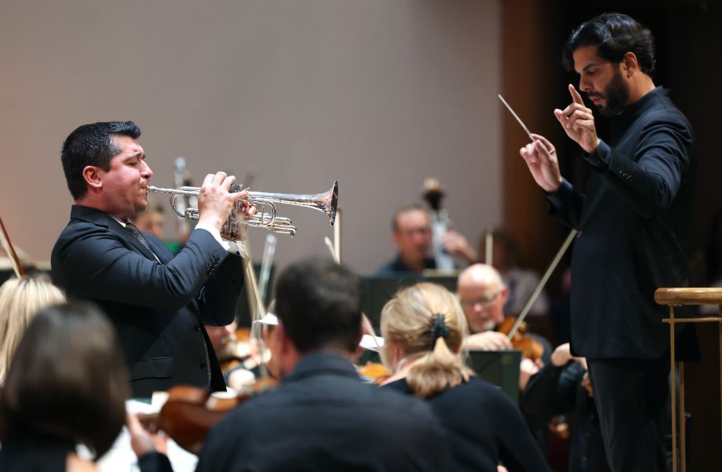 Pacho Flores, Domingo Hindoyan and the Royal Liverpool Philharmonic Orchestra &copy; Gareth Jones
