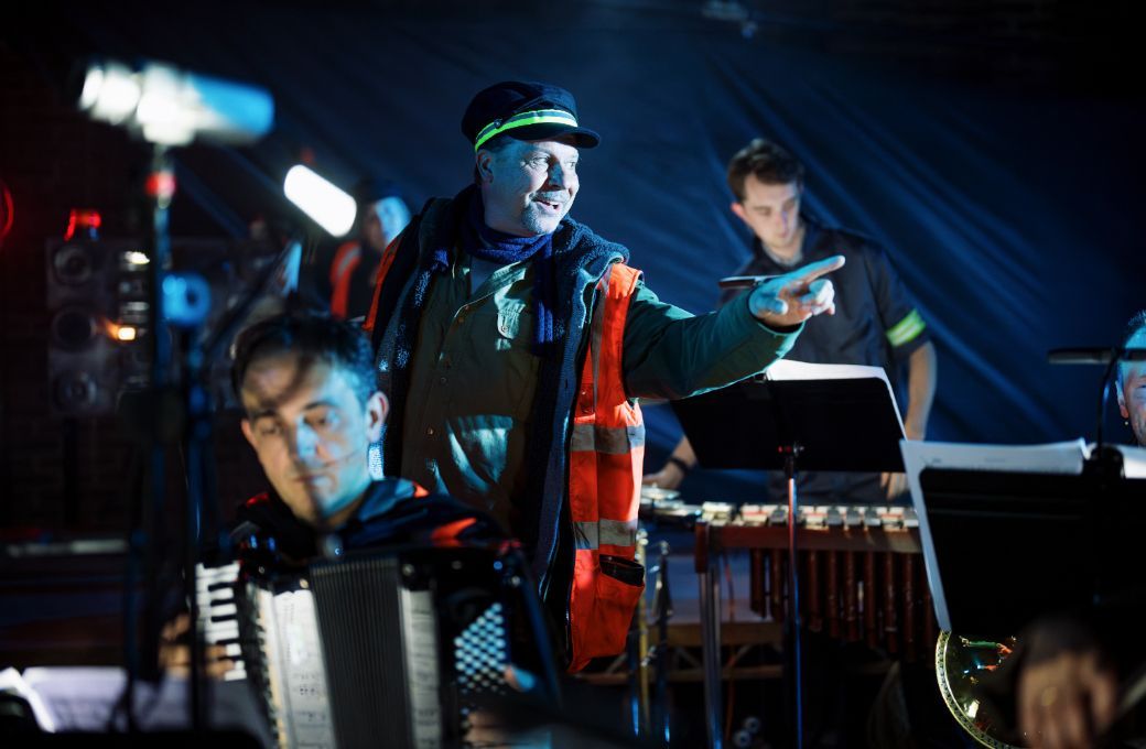 Timothy Dawkins (Captain Dee) and Manchester Camerata &copy; Alex Brenner