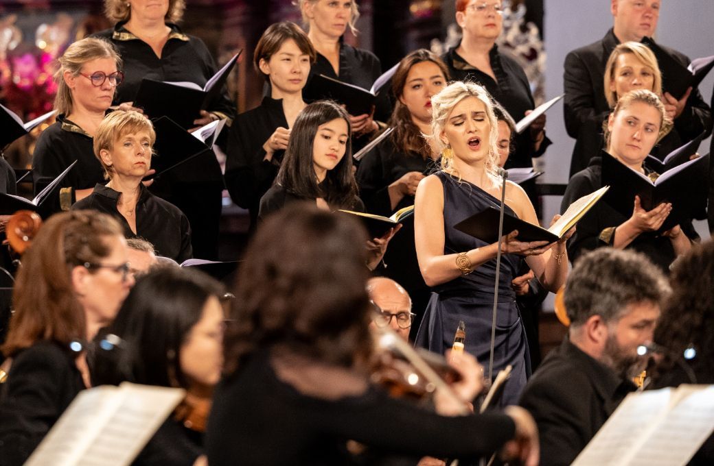 Miriam Kutrowatz mit dem Arnold Schönberg Chor © Nikola Milatovic