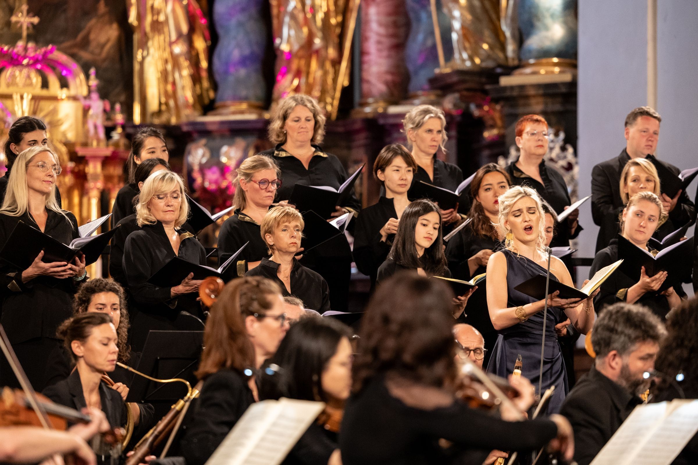 Miriam Kutrowatz mit dem Arnold Schönberg Chor &copy; Nikola Milatovic