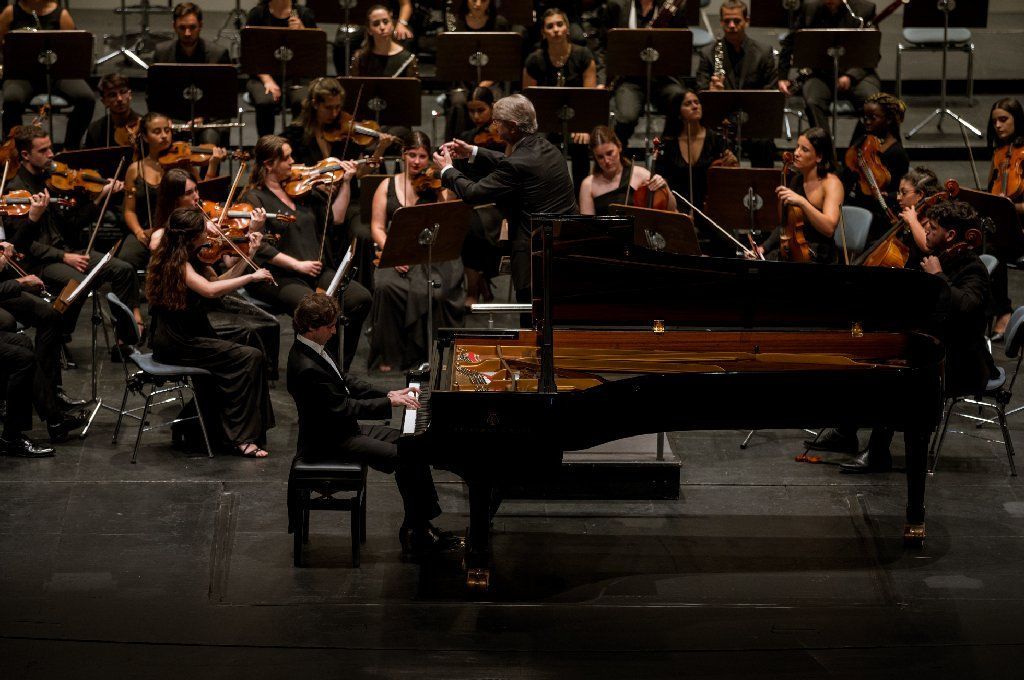 El solista Rafał Blechacz, la Joven Orquesta de Canarias y Víctor Pablo Pérez &copy; Joven Orquesta de Canarias