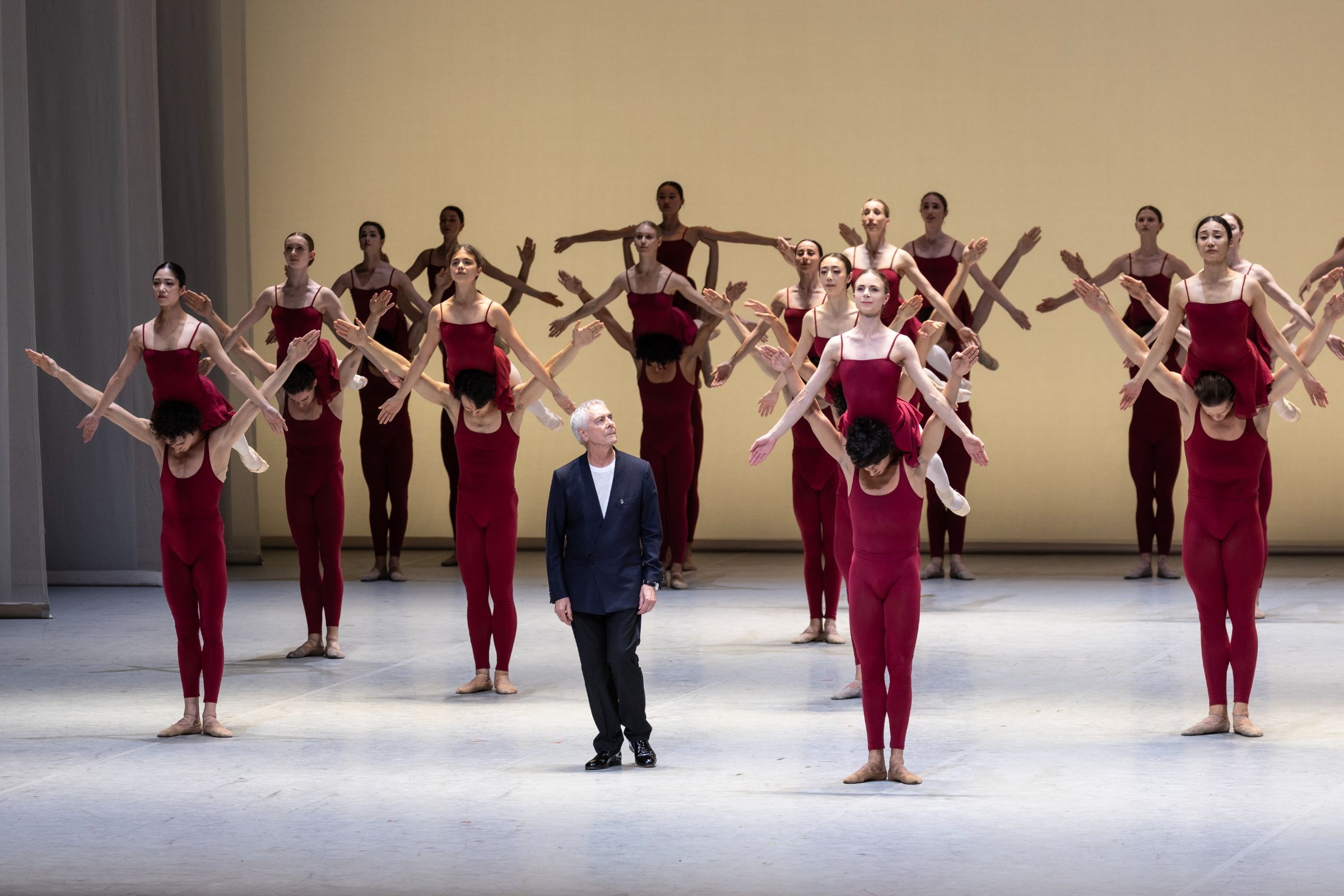 John Neumeier walks among his dancers in <i>Gustav Mahler's Third Symphony</i> &copy; Kiran West