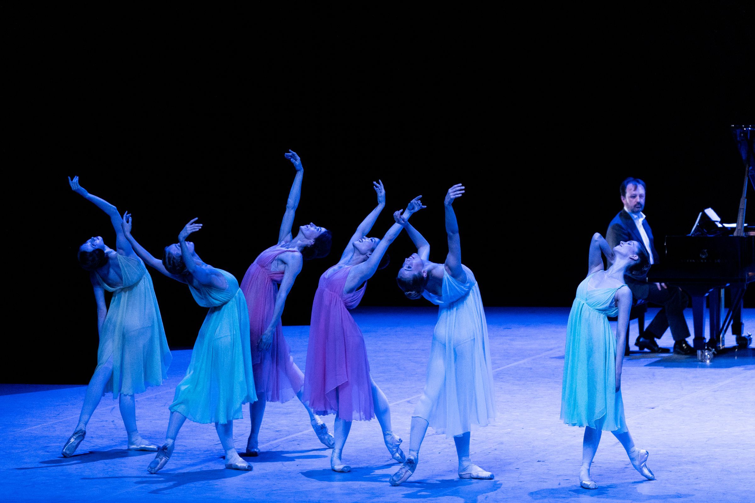 Hamburg Ballett in Neumeier's <i>Shall We Dance</i> &copy; Kiran West