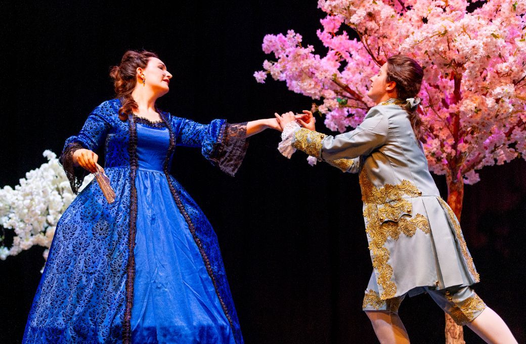 Olivia Doutney (Angelica) and Joanna Harries (Medoro) © David J King