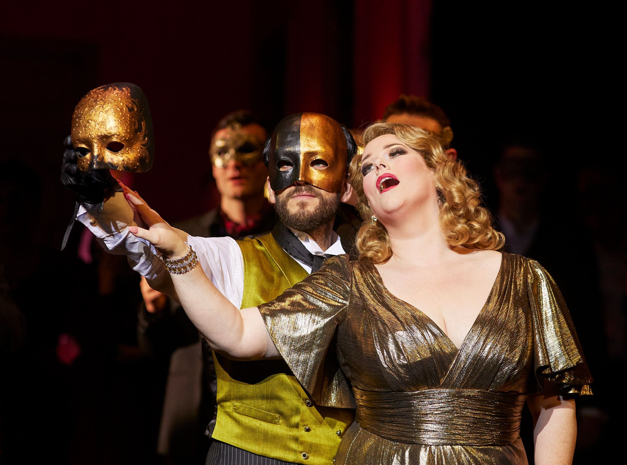 Marko Mimica (Dapertutto) and Jessica Pratt (Giulietta) © Keith Saunders