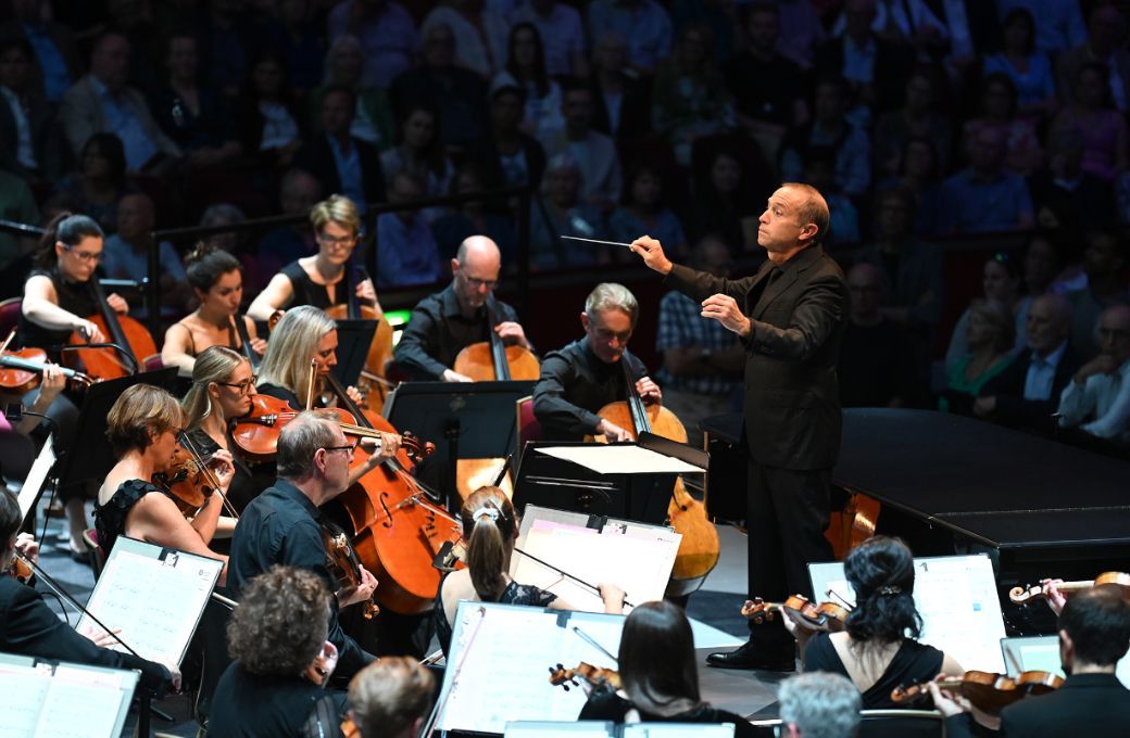 Mark Wigglesworth conducting the BBC Philharmonic © BBC | Chris Christodoulou