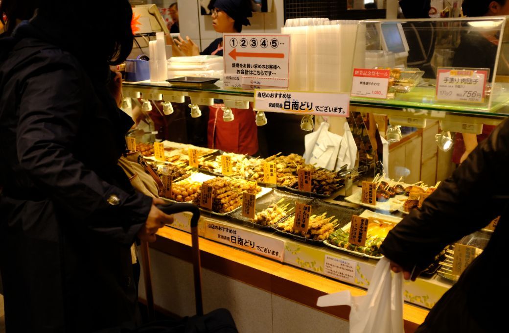 Food stalls at a <i>depachika</i> in Shibuya &copy; Tom Mills | Flickr