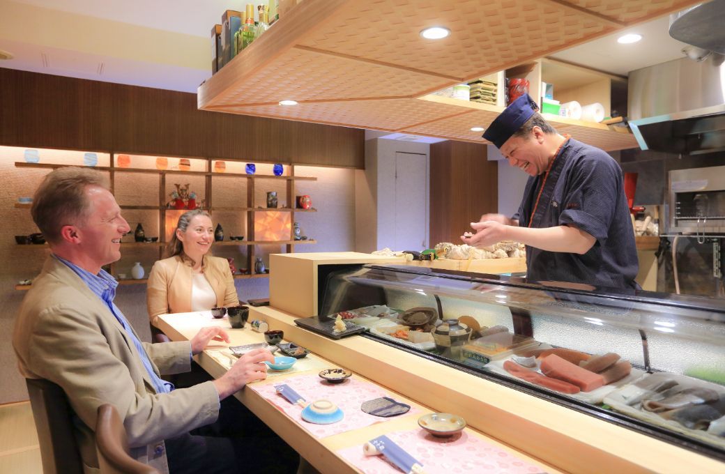 Fine dining at a Tokyo sushi restaurant &copy; TCVB