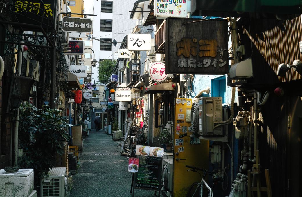 Small bars in Golden Gai, Shinjuku &copy; bethom33 | Flickr