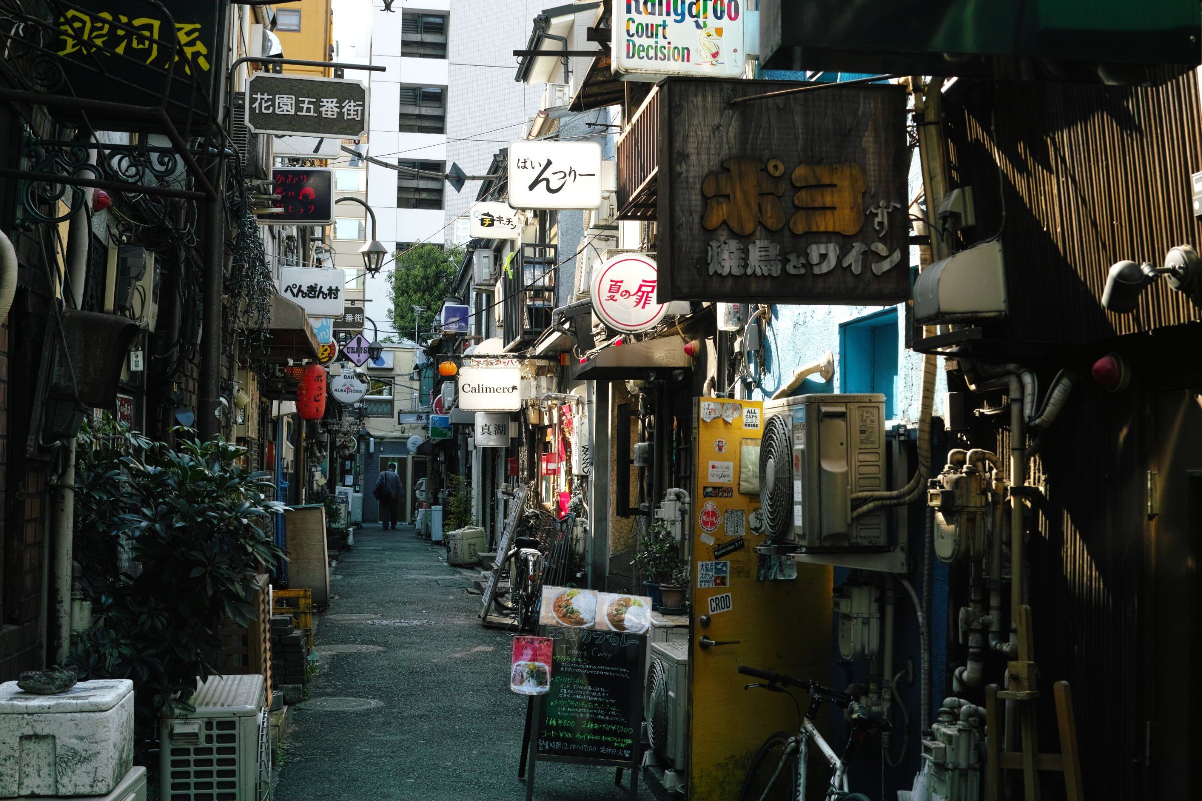 Small bars in Golden Gai, Shinjuku &copy; bethom33 | Flickr