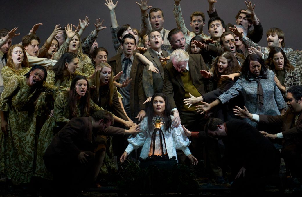 Jo&eacute;lle Harvey (Semele) and Glyndebourne Festival Chorus &copy; Glyndebourne Productions Ltd. Photo: Richard Hubert Smith