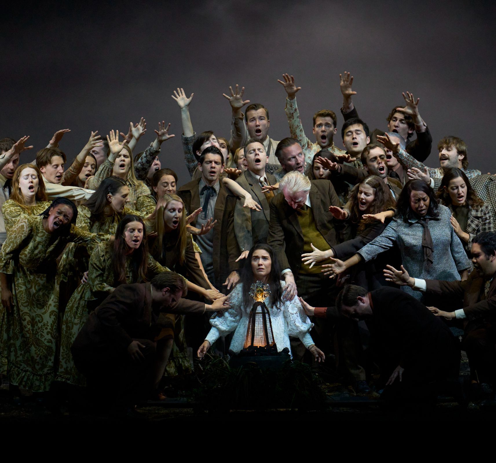Joélle Harvey (Semele) and Glyndebourne Festival Chorus &copy; Glyndebourne Productions Ltd. Photo: Richard Hubert Smith