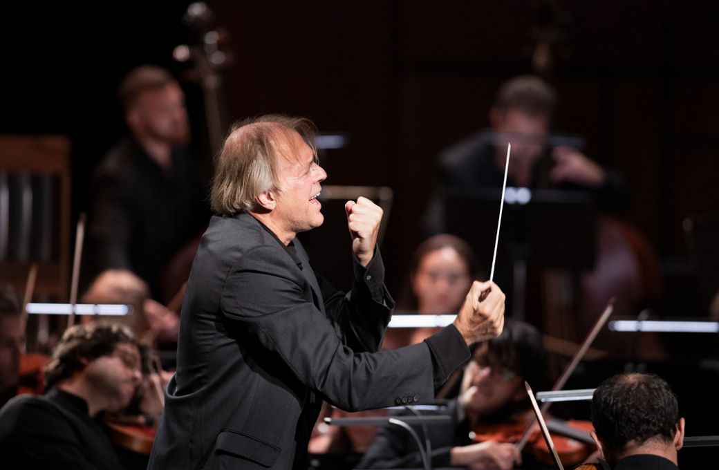 Thomas Hengelbrock dirige la <i>Missa solemnis</i> au Festival d'Aix-en-Provence © Vincent Beaume
